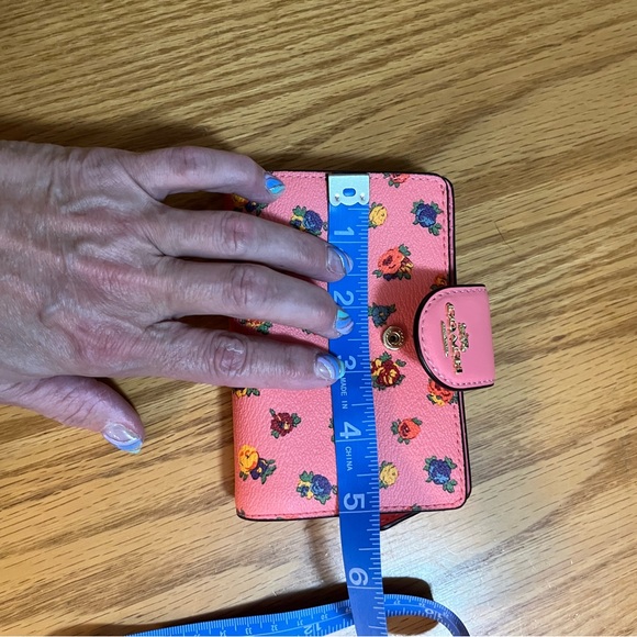 Coach medium corner zip wallet with pink vintage rose print - Picture 2 of 6
